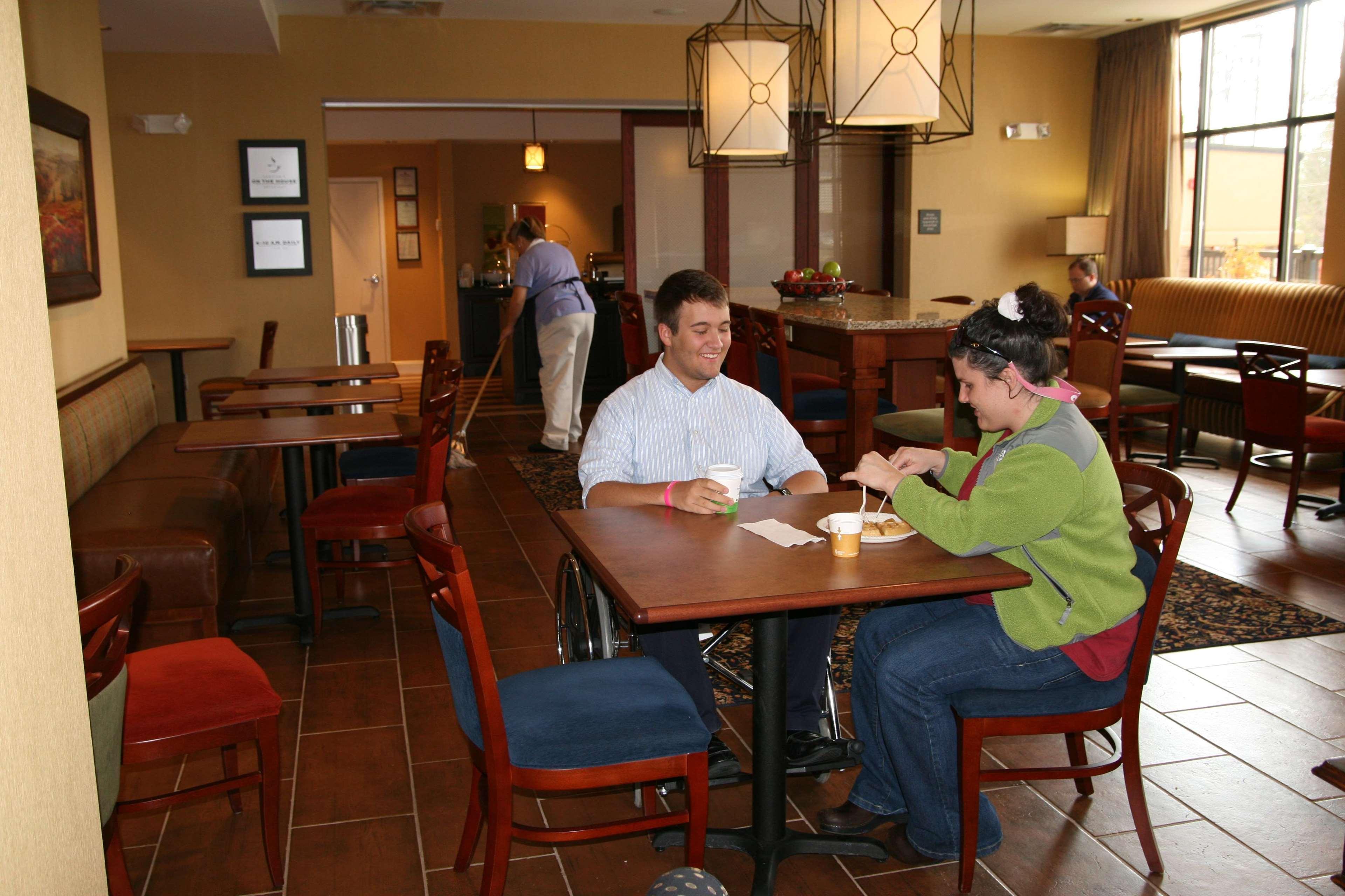 Hampton Inn Jackson-College Avenue Restaurante foto
